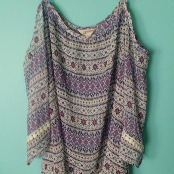 Cold shoulder top - Picture 1 of 1